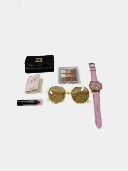 صورة مجموعة "فاشن جيرل" هي مجموعة إكسسوارات تجميل وأزياء مصممة للفتيات